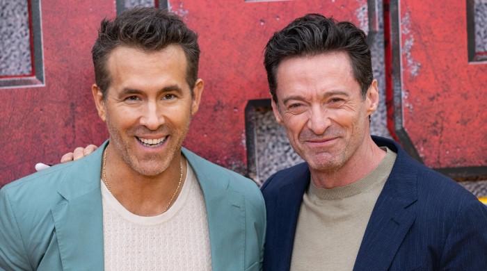 Ryan Reynolds macht witzigen Seitenhieb auf Co-Star Hugh Jackman: Jetzt ansehen